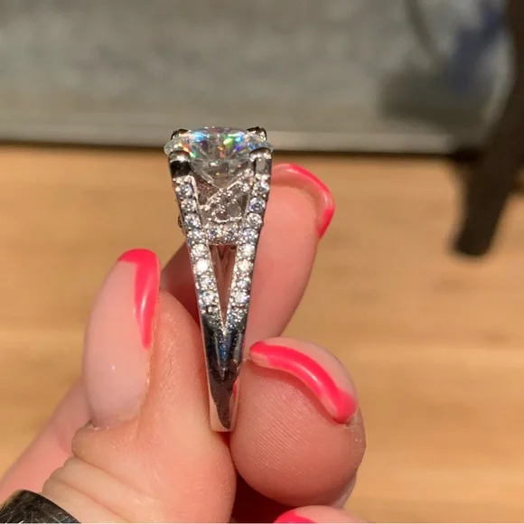 Natural white 5.5 cttw Moissanite stunning design ring!! - Picture 8 of 8